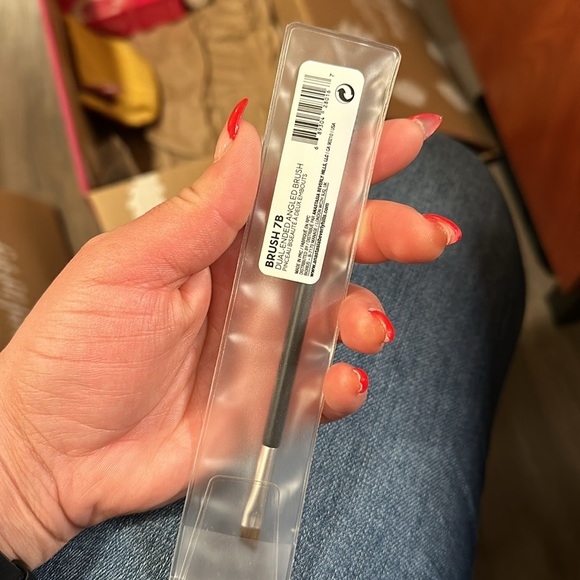 Anastasia Beverly Hills Dual-Ended Angled Brush 7B for Brows - Picture 7 of 7